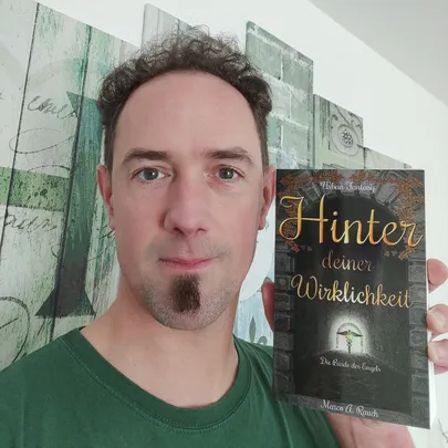 Marco Anders Rauch mit seinem Roman "Hinter deiner Wirklichkeit".